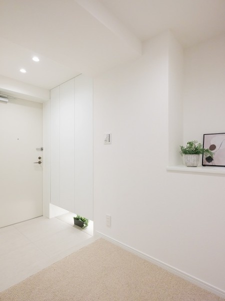 住まいの顔となる玄関は、白を基調とした清潔感溢れる空間です。フットライトからのびる光が足元を優しく包み込みます。