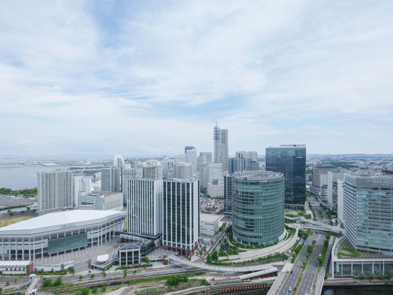 バルコニーからは横浜港やランドマークタワーを見渡せる見晴らしの良い眺望が広がっています。