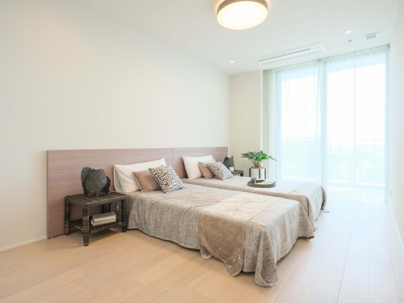 洋室1は主寝室にぴったりなゆとりあるお部屋です。穏やかな自然光が注がれ、過ぎゆく時間をのんびりと感じることができる空間です。