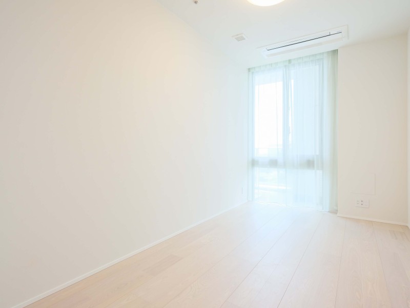 洋室2は廊下からアクセスするプライベートルーム。クローゼットがあるので、居室部分を余すことなく使えるよう、住まう人を思った工夫が施されたお部屋です。