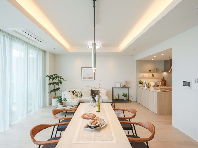 リュクスな暮らしが叶うリビングは木の温もりと上質感を味わえるお部屋です。