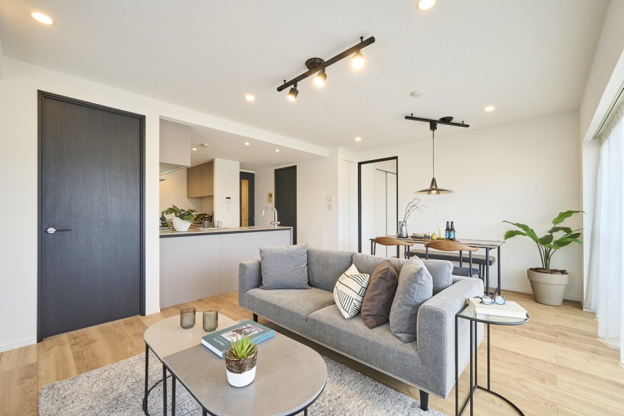 ブラックを取り入れたモダンな住空間に明るい自然光が差し込み、穏やかな毎日をお過ごしいただけます。落ち着いた色合いのリビングです。