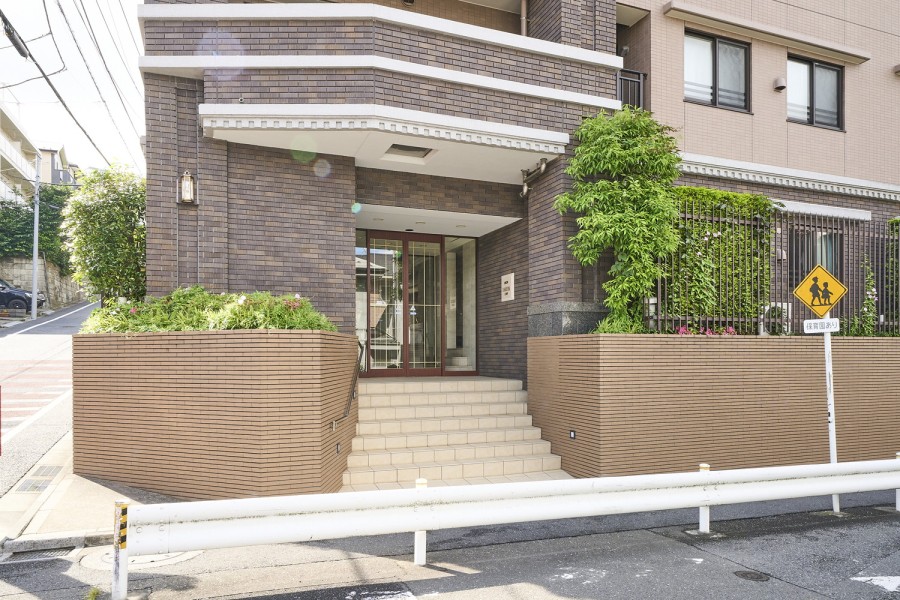 モダンで清潔感が溢れるエントランスです。お手入れが行き届いた綺麗な共用部が、安らぎに満ちた暮らしへ誘います。