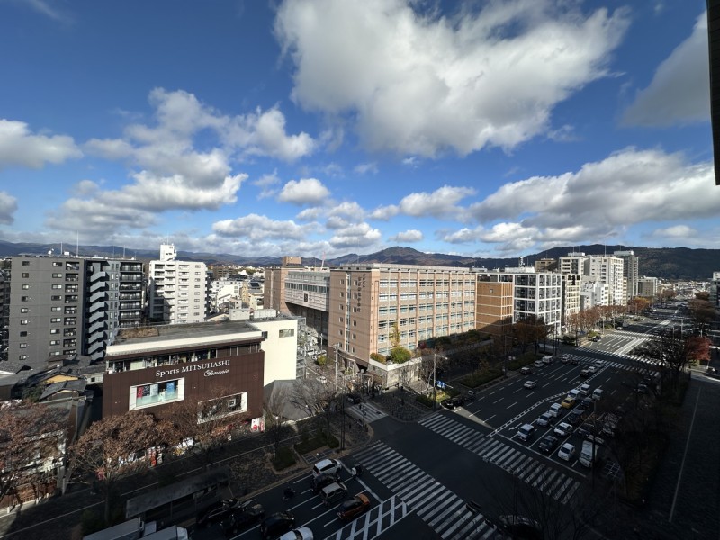 11階部分、最上階の北東角住戸です。目の前は御池通が通っており、7月には祇園祭の山鉾巡行をバルコニーから鑑賞することができます。京都の街を堪能できる立地です。