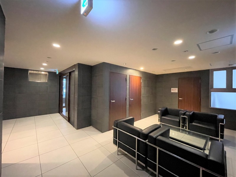 ホテルライクな内廊下設計です。エントランスも落ち着いたシックな内装に仕上がっており、京都の街並みとよく馴染みます。ペット飼育可能で、共用部分にはペット足洗い場もあります。