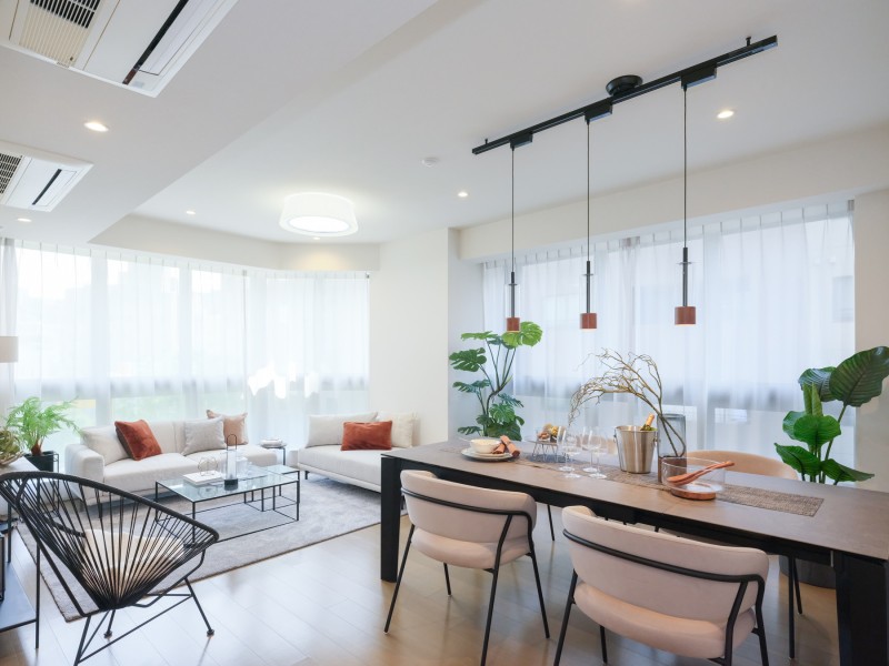 約17.5帖の開放感溢れるリビングダイニングです。二面採光の窓からは自然光がたっぷりと降り注ぎ、穏やかで彩り豊かな暮らしを演出します。