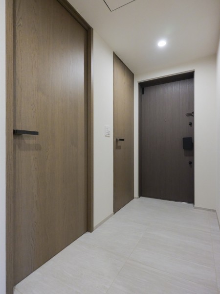 玄関は廊下との段差がなく、バリアフリーに配慮された設計です。ナチュラルな木目調の建具と品のある明るい床材が、落ち着きのある空間を演出します。