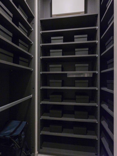 玄関横には収納力が頼もしいシューズインクローゼットがございます。ご家族分のシューズはもちろん、アウトドアグッズや雨具なども収納できそうです。