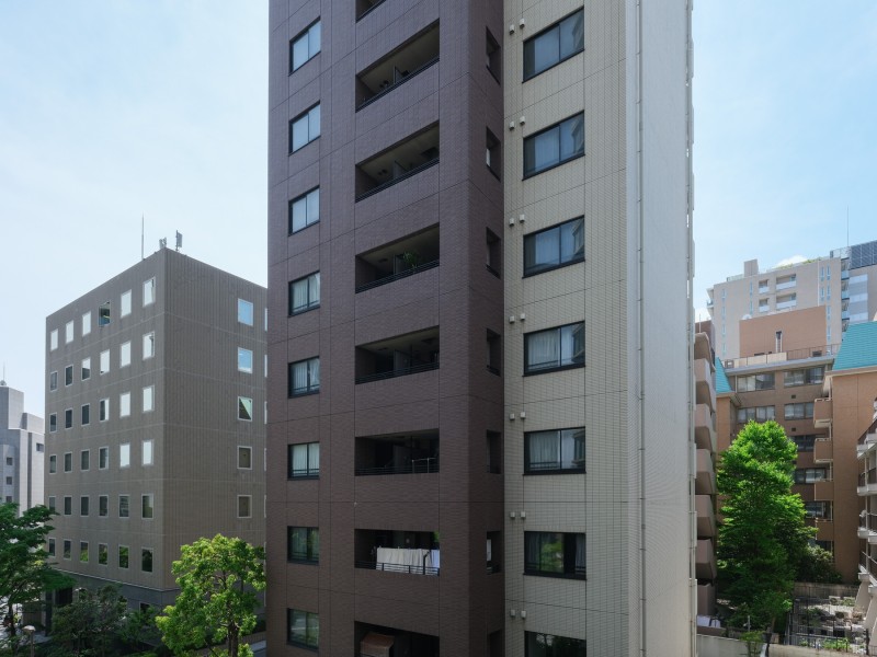 バルコニーからの眺望です。半蔵門駅、市ヶ谷駅ともに徒歩圏内の穏やかな街並みの雰囲気に溶け込む、ほっと心安らぐ時間を紡ぐ住まいです。