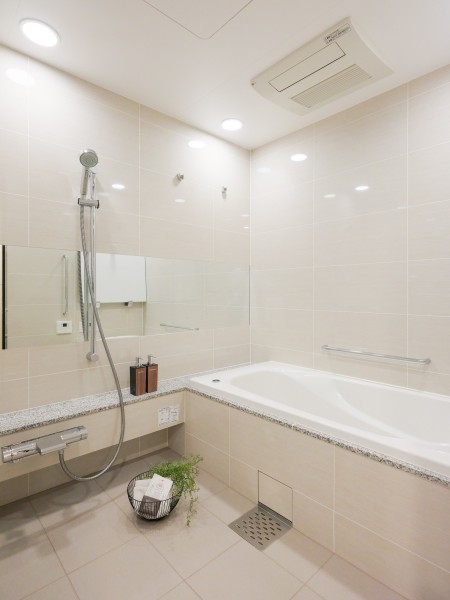 1日の疲れをしっかりと癒してくれるバスルームです。ワイドミラーが空間をより広く演出し、ゆったりとしたバスタブで毎日のお風呂時間を心ゆくまでお楽しみいただけます。