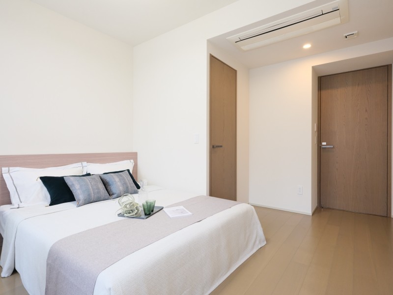 約9.0帖の洋室1は、リビングから最も離れたプライベート性が高いお部屋です。床暖房付き、ウォークインクローゼットが備わった主寝室としても使いやすい空間です。