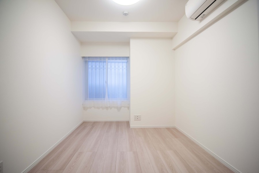 洋室2はコンパクトなお部屋なので、テレワークスペースにもぴったりです。