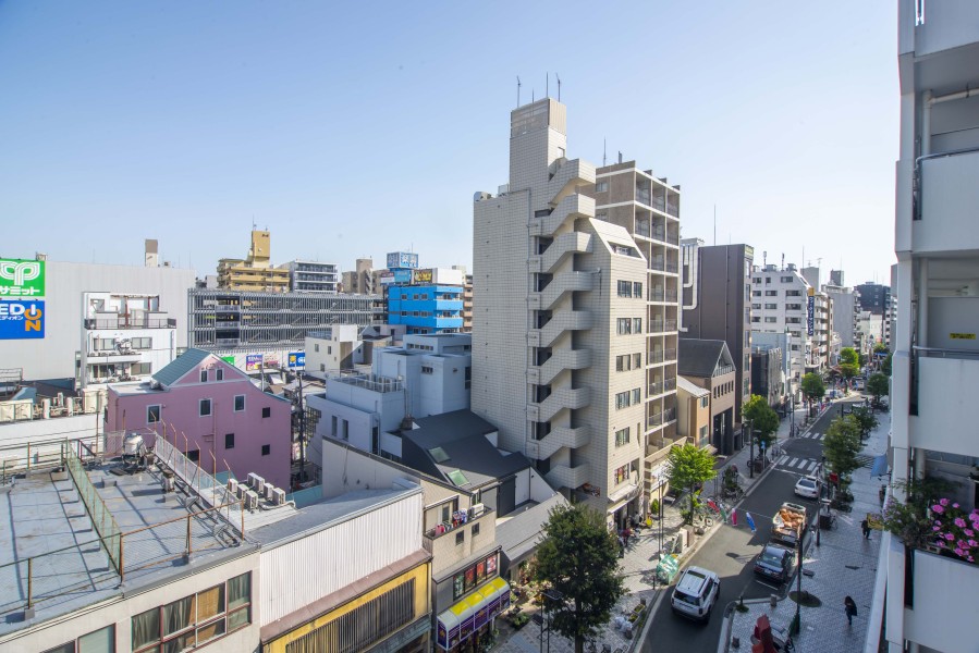 バルコニーからの眺望です。目の前に大きな建物がなく開放的です