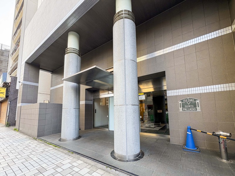 スタイリッシュに加え質感があり機能的でもあるエントランスです。