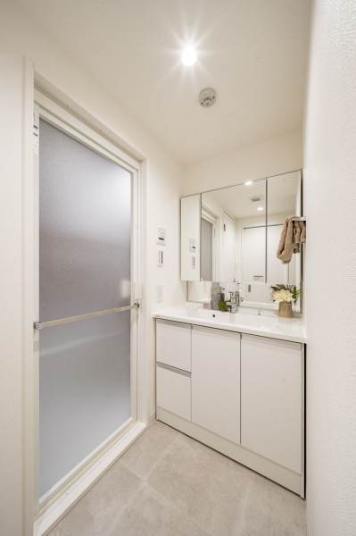 身支度の時間をも快適に彩る、美しく空間に溶け込む洗面化粧台です。