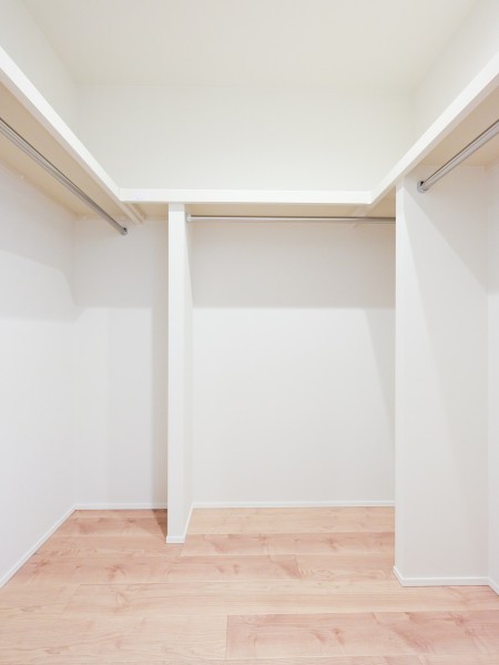 洋室1にはウォークインクローゼットが備わっています。三方面にハンガーパイプがあり、ぐるっとお洋服を見回しながら選び取ることが可能です。