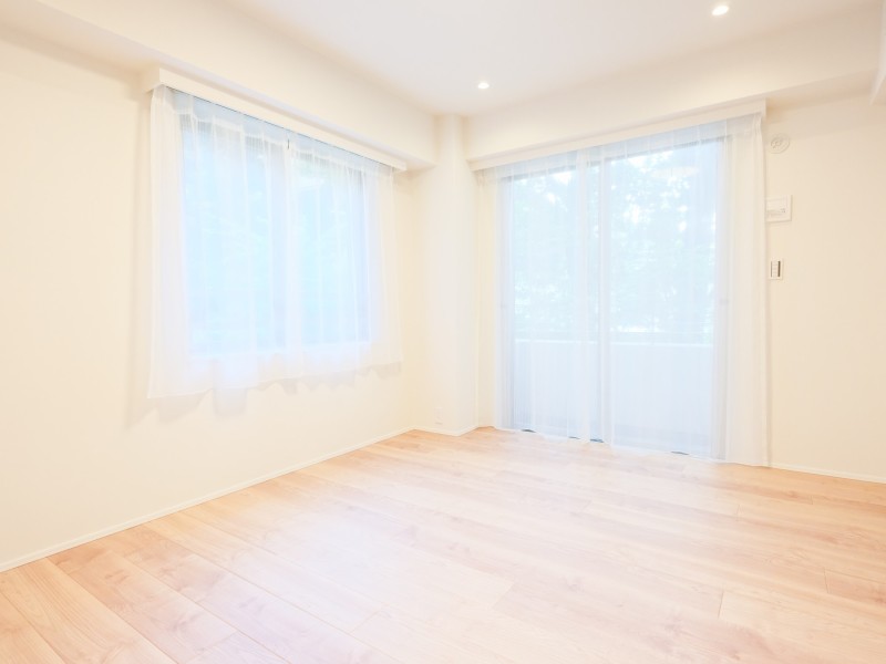 約7.4帖の洋室2は二面採光の明るいプライベートルームです。間口の大きいクローゼット付きの為、居住スペースを広々とお使いいただけます。