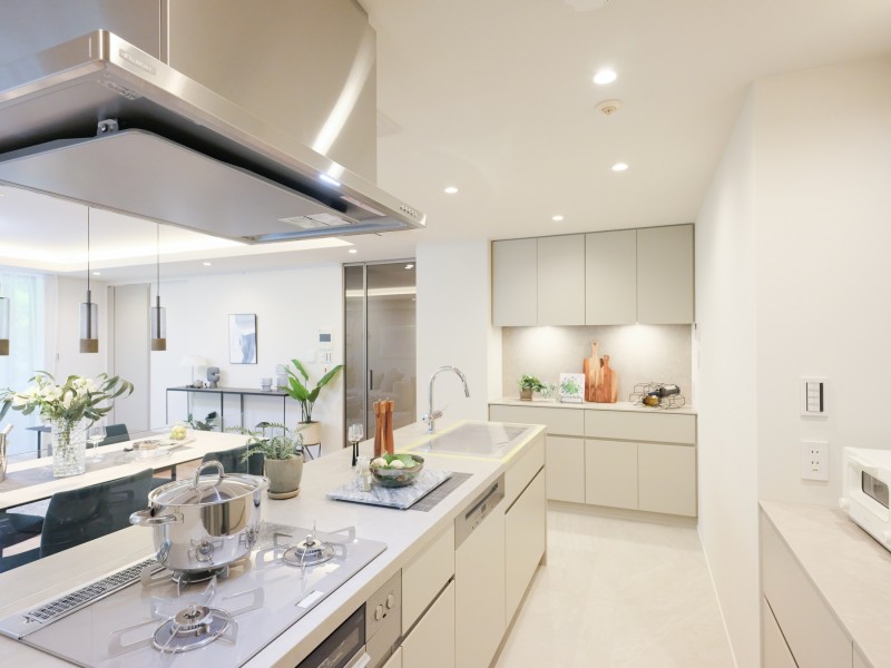 キッチンとお揃いのカップボードもすぐそばにあり、お部屋の雰囲気を損なうことなくアイテムが収納可能。お気に入りのお皿やカフェツールを大切に保管いただけます。