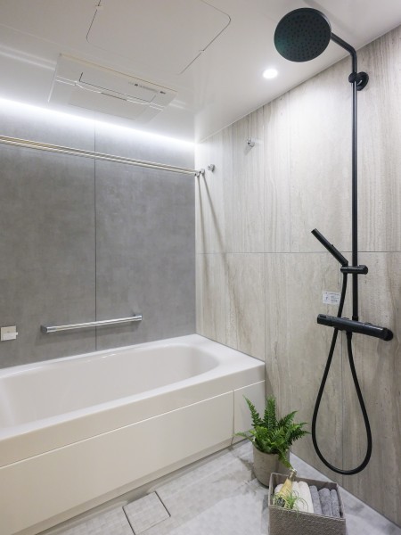 スタイリッシュでデザイン性の高いバスルームにはLIXIL製スパージュを新規設置。ゆったりと足を伸ばせる浴槽で、つかれた体をしっかりと癒すくつろぎ空間が広がります。