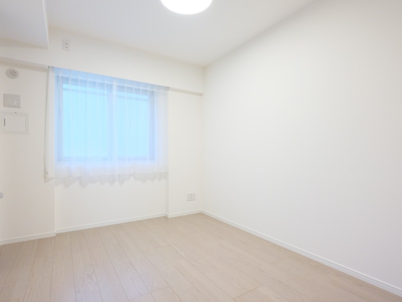 洋室1は、柔らかな光が差し込むお部屋です。ゆったりと長い時間をお過ごしいただけるお部屋は、寝室にぴったりです。