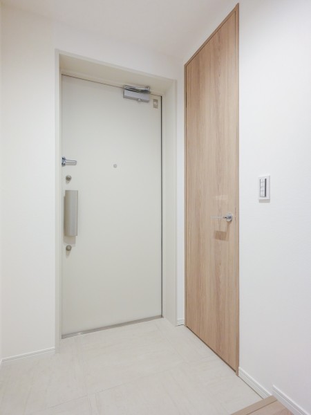 住まいの顔になる玄関は、白を基調に爽やかな空間を演出します。収納力のあるシューズインクローゼットがあるので、玄関もすっきり保てます。