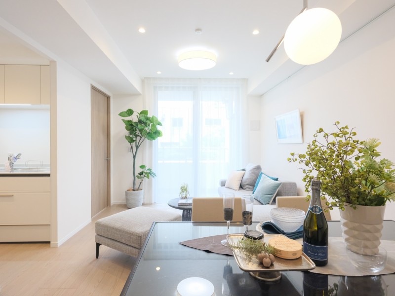 南東向きのリビングダイニングは、約10.1帖の広さです。開放感と温かみを兼ね備えた雰囲気です。床暖房を設置しており、冬場でも快適にお過ごしいただけます。