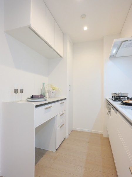 キッチン背面にはキッチンとお揃いの収納豊富でカウンタースペースも広いカップボードを備え付けました。調理家電や食器などをおしゃれにディスプレイできます。