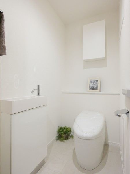 レストルームには洗練されたお部屋にぴったりなスタイリッシュなタンクレストイレと手洗いカウンターが設置されています。