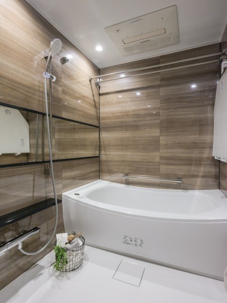 美しいカーブと全身を包み込むような入浴感が特長の浴槽や光沢感のある木目調パネルによって、より一層くつろぎの空間が演出されるバスルームです。