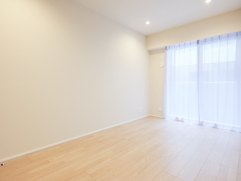 同じくサービスバルコニーに面した洋室2は約6.8帖の広さがあり、主寝室としてもおすすめです。ナチュラルテイストな内装はどんなインテリアにもなじみやすく、柔軟性の高さも魅力です。