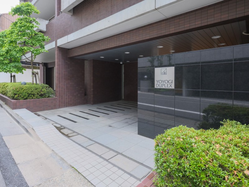 趣のあるエンブレムが構えられたエントランスは管理が行き届き、管理体制の良さが伺えます。2匹までペット飼育可(規約有)