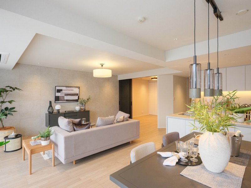 開放感溢れるワイドリビングには高級感を演出するアクセントタイル、木の温もり感じるフローリング材を採用。床暖房を敷設しているため、足元も通年快適な温度でお過ごしいただけます。