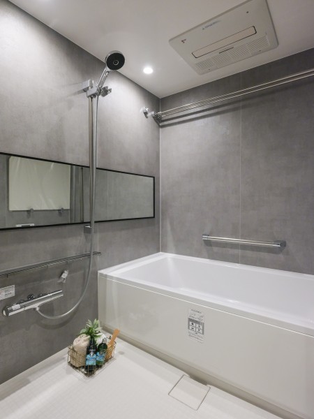 クールトーンで仕上げた高級感漂うバスルーム。ゆったりとした浴槽で一日の疲れを癒せる、心地よいリラクゼーション空間です。