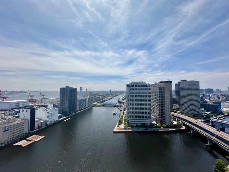 24階部分から京浜運河を臨む眺望は、思わず体を伸ばして深呼吸したくなるような眺めです。移ろいゆく空と運河の悠々とした空間をお楽しみください。
