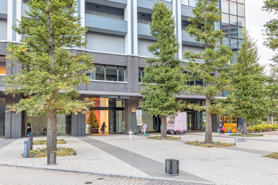 彩り豊かな暮らしへ誘う機能的なエントランスです。日々の通勤や通学、ショッピングなど自在に楽しめる至便なポジションが、アクティブな日常を叶えてくれる「上質」な佇まいへ導いてくれます。