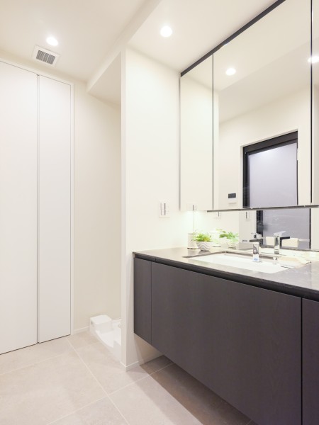 入浴後の豊かな時間を演出し、心からくつろげるプライベートスペースの洗面化粧室です。三面鏡裏、足元のキャビネットなど収納スペースがたっぷりです。