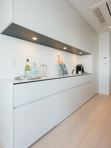 背面にはキッチンとお揃いのカップボードがあり、収納や作業スペースが豊富です。グロッサリーのストックにも便利です。