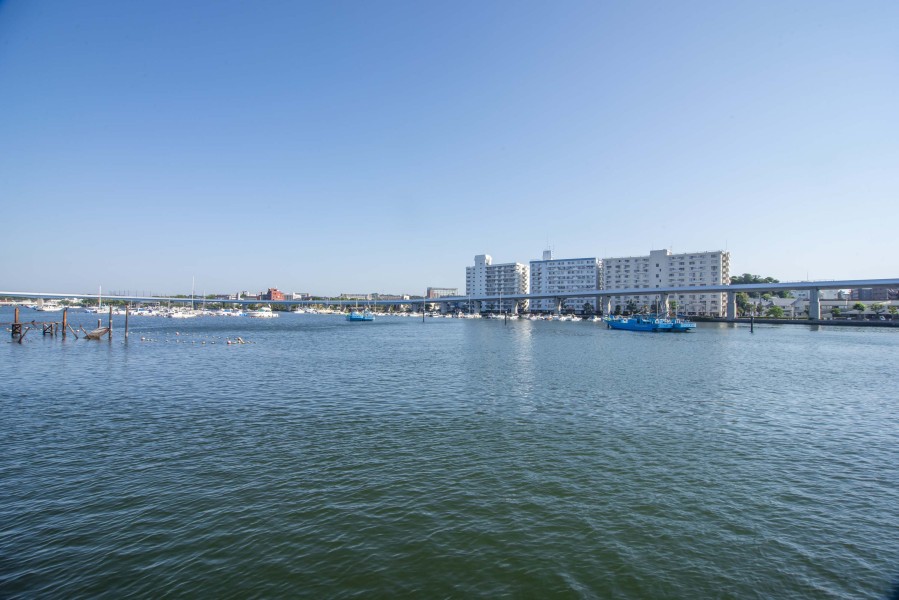 開放的な大空と、穏やかな平潟湾が日常に。思わずほっと一息ついてしまう心安らぐ眺望です。