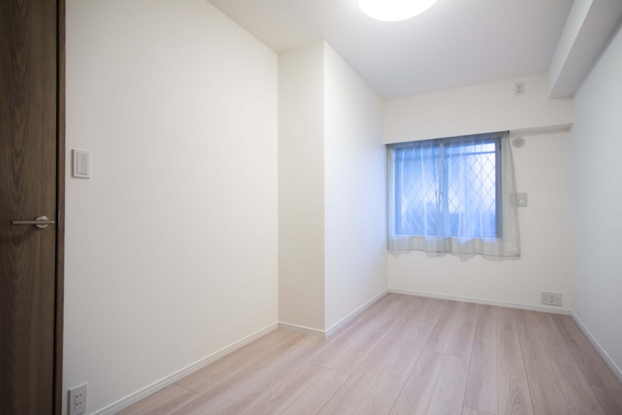 洋室2は廊下からアクセスするプライベートルーム。クローゼットがあるので、居室部分を余すことなく使えるよう、住まう人を思った工夫が施されたお部屋です。