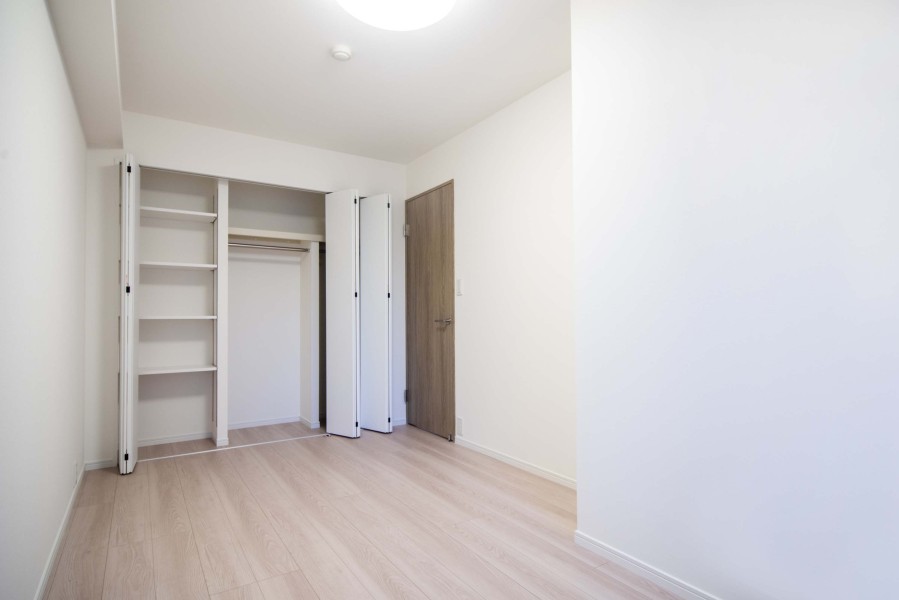 洋室2のクローゼットです。間口が広くたっぷり収納できます。また、ハンガーパイプや枕棚を活用して効率良く収納できそうです。