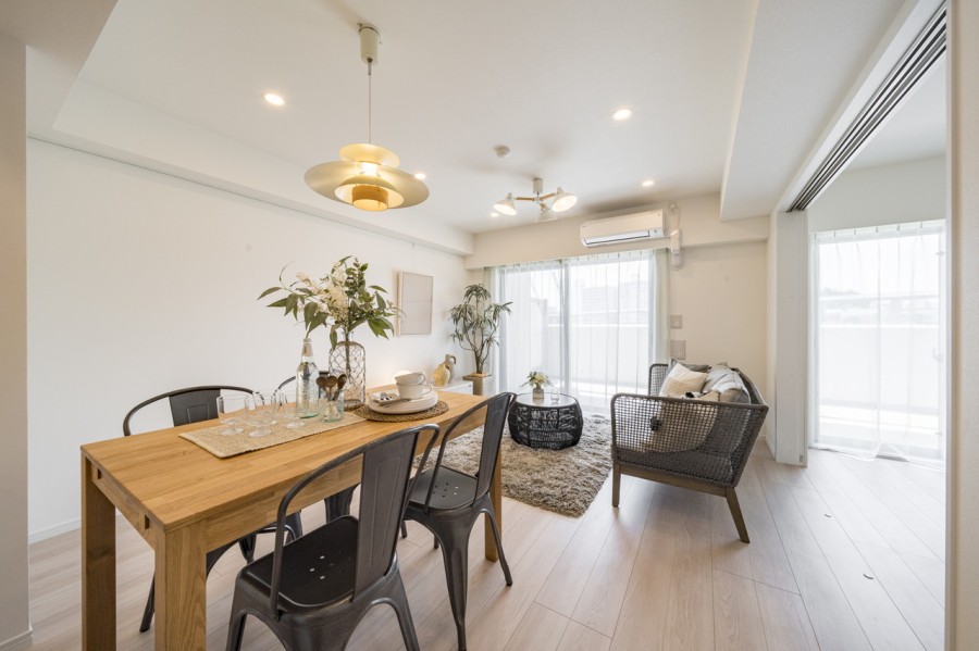 南西向きの窓から明るい自然光が差し込むリビングダイニング。暖かみのあるフローリングで、落ち着いた上質な雰囲気になります。