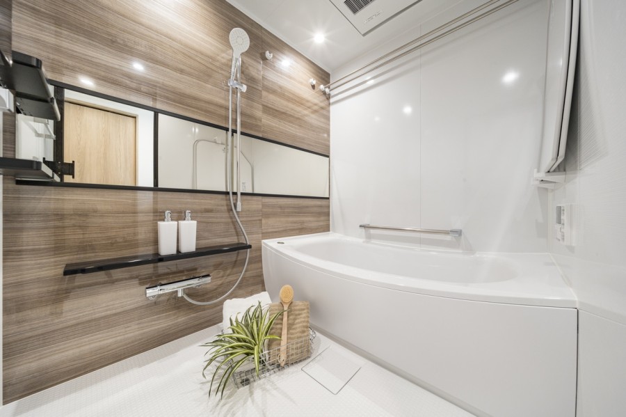 木目調のパネルがくつろぎと高級感を醸し出します。浴室をより広く見せる効果がある横長ミラーを採用。くつろぎのリラクゼーションタイムを心行くまでお楽しみいただけます。