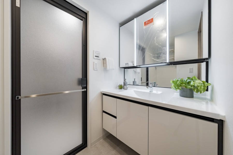 LIXIL製洗面化粧台を新しく設置した洗面室。白を基調とした清潔感のある空間です。