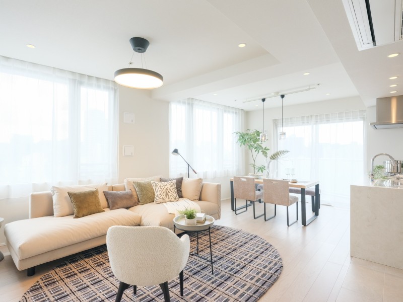 13階建・最上階の3方角部屋です。住まう方の暮らしやすさと心地よさを追求したリビングです。やさしくあたたかい上質な住空間が暮らしに余裕をもたらしてくれます。