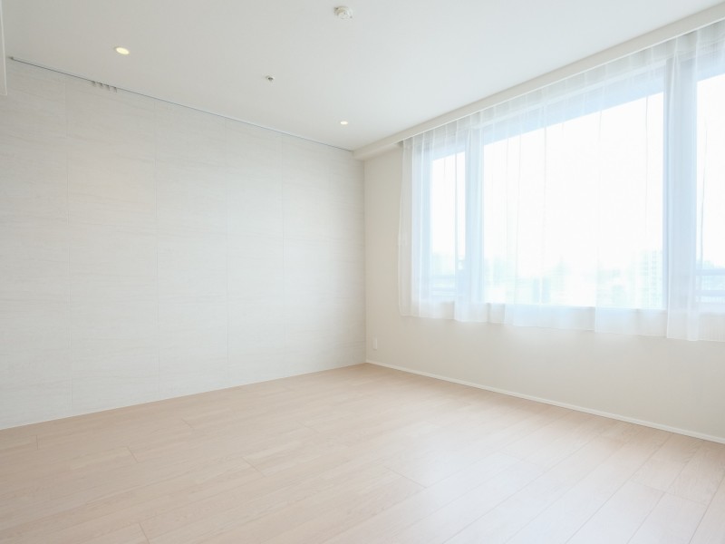 約10.0帖ある洋室1はリビングから一番遠く、プライベート性が高いお部屋です。壁には流れ目模様が特徴のタイルとアートなどを飾るのに便利なピクチャーレールを施しました。