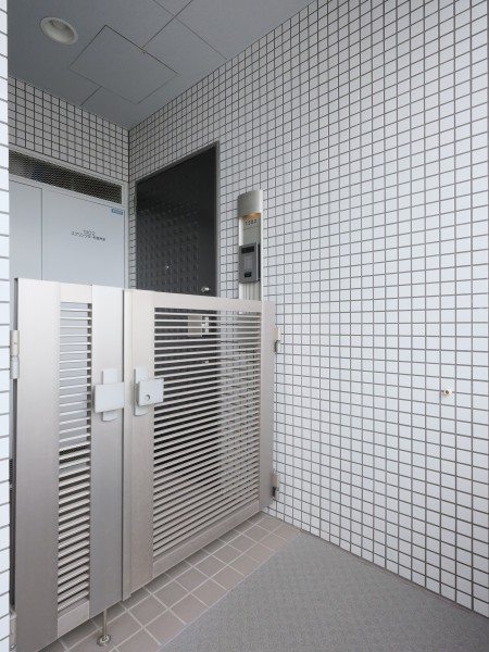 玄関前には奥行きのあるポーチが備わっており、プライバシー性が確保されたお住まいです。整えられた玄関まわりです。