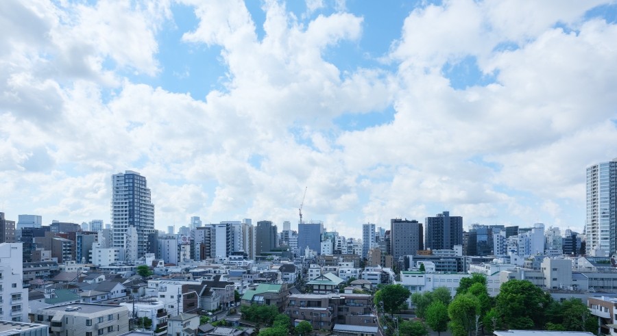 お部屋からは都心らしい眺望をお楽しみいただけます。変わりゆく空の色を楽しみながら日々をアップデートできそうです。