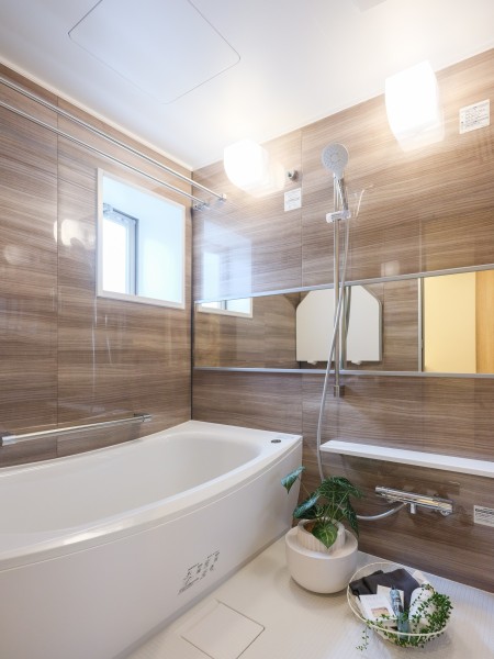 1418サイズでゆったりとおくつろぎいただけるバスルームです。美しいカーブと全身を包み込むような入浴感が特長の浴槽です。窓もあり換気に便利です。