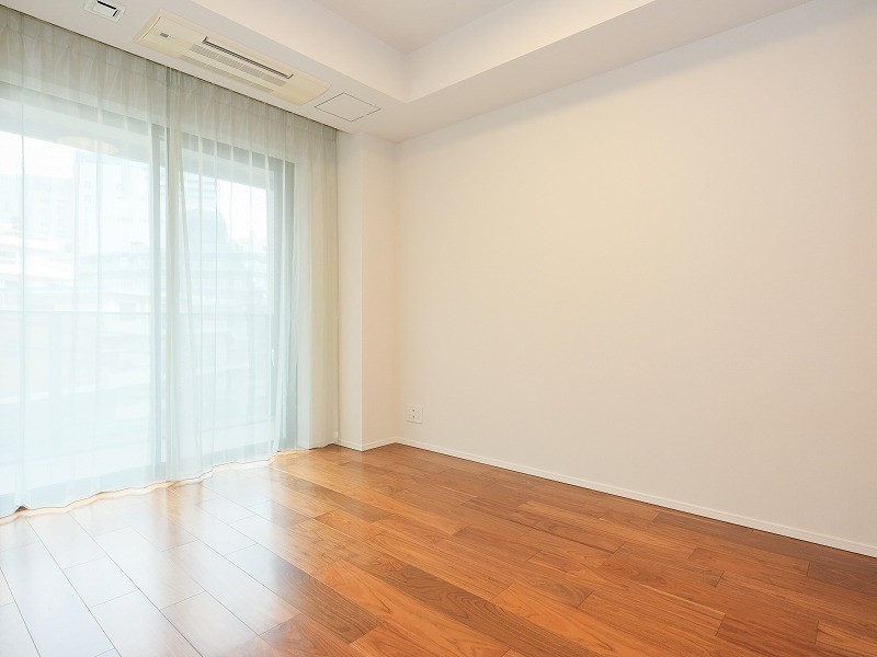 約6.5帖の洋室2は、バルコニーに接続する開放空間です。勉強や読書など落ち着いて作業したいときのワークスペースにぴったりです。