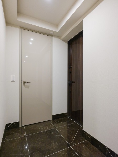 石調タイルで高級感漂う玄関ホールです。シューズインクローゼットがあり、ゆとりがある空間のため、キャリーケースなど大きいお荷物の移動も快適です。